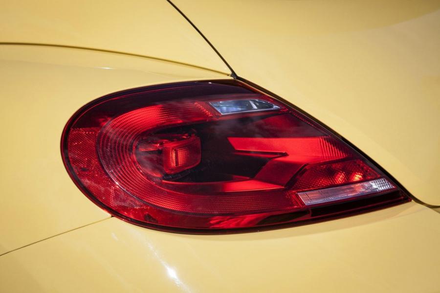  Volkswagen Beetle Cabriolet 2012 года  (фото 32 из 107)
